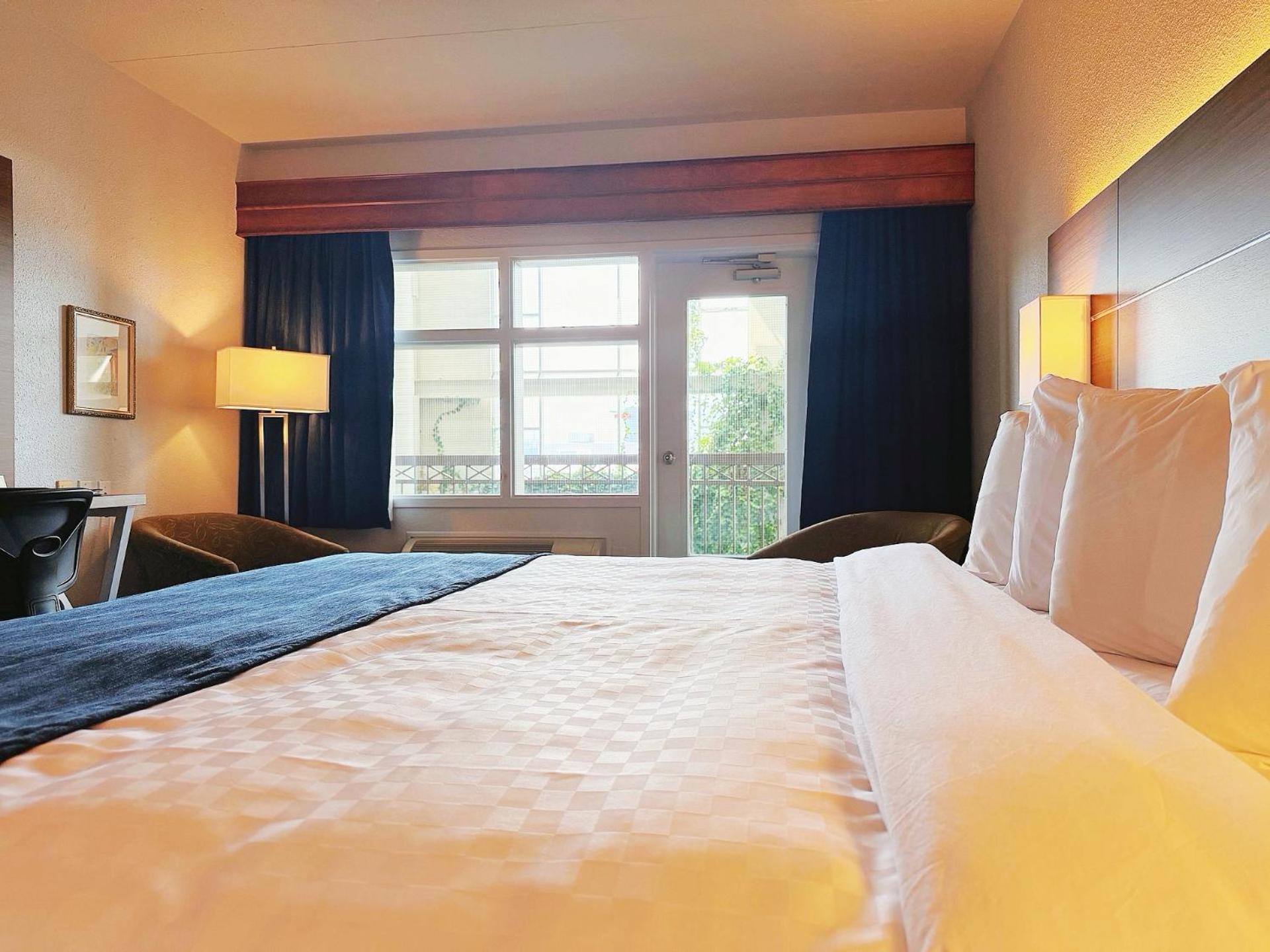 Queen room Interior Pool View